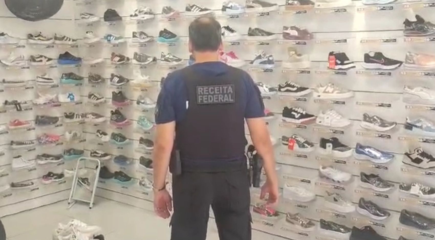 Cinco lojas são alvos de operação da Receita Federal contra pirataria de roupas e tênis em Aracaju
