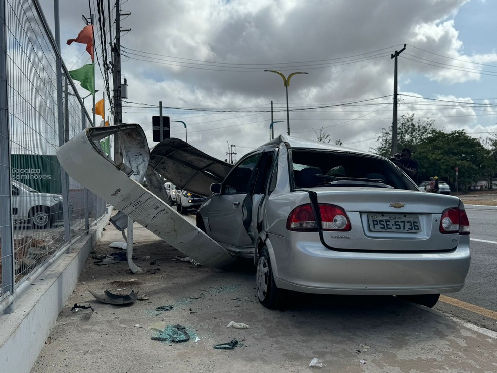 Carro invade parada de ônibus e atropela duas mulheres em São Luís — Foto: Ádria Rodrigues/TV Mirante