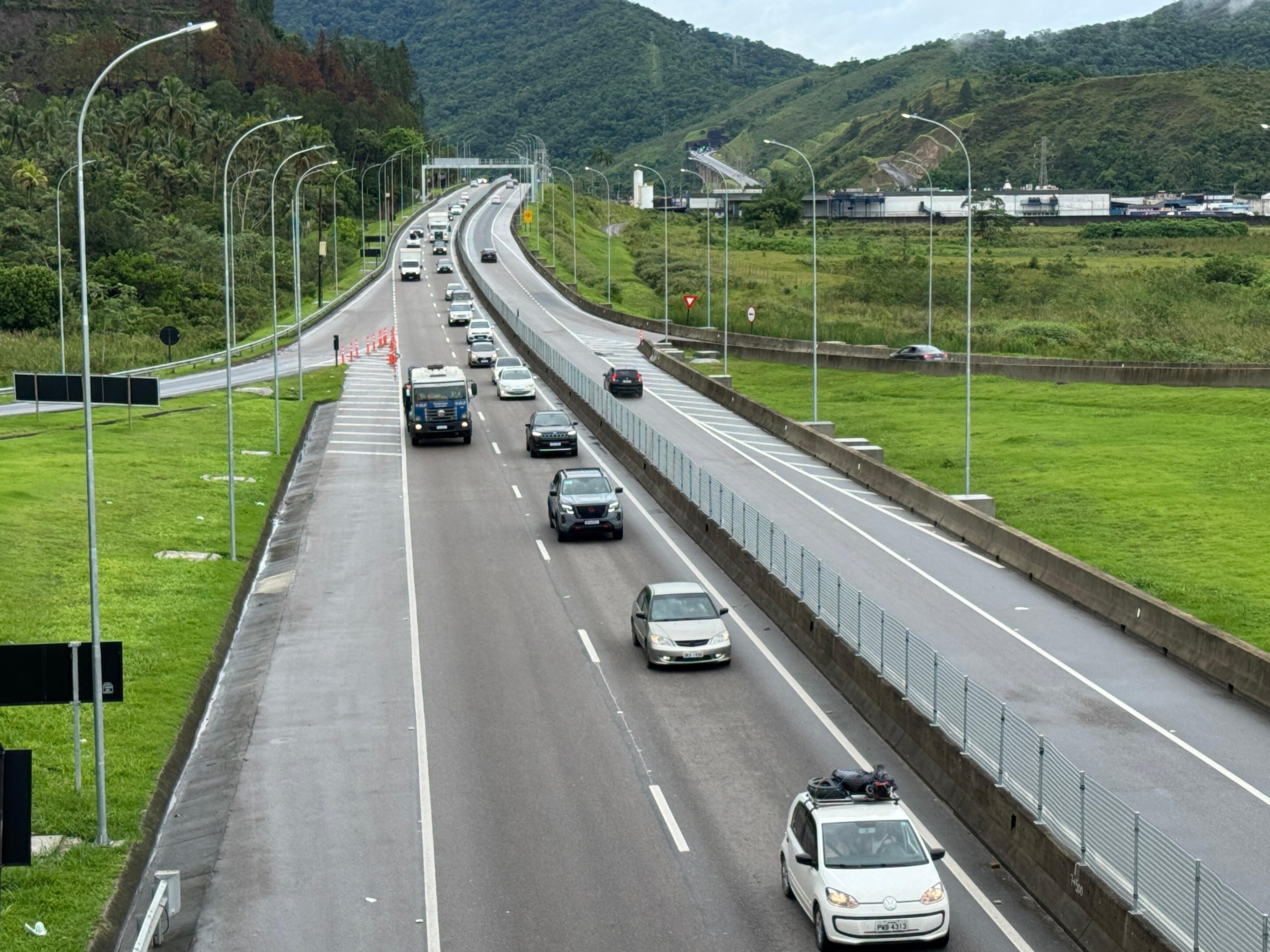 Confira os horários de pico nas rodovias do Vale do Paraíba e Litoral Norte na saída para o Réveillon