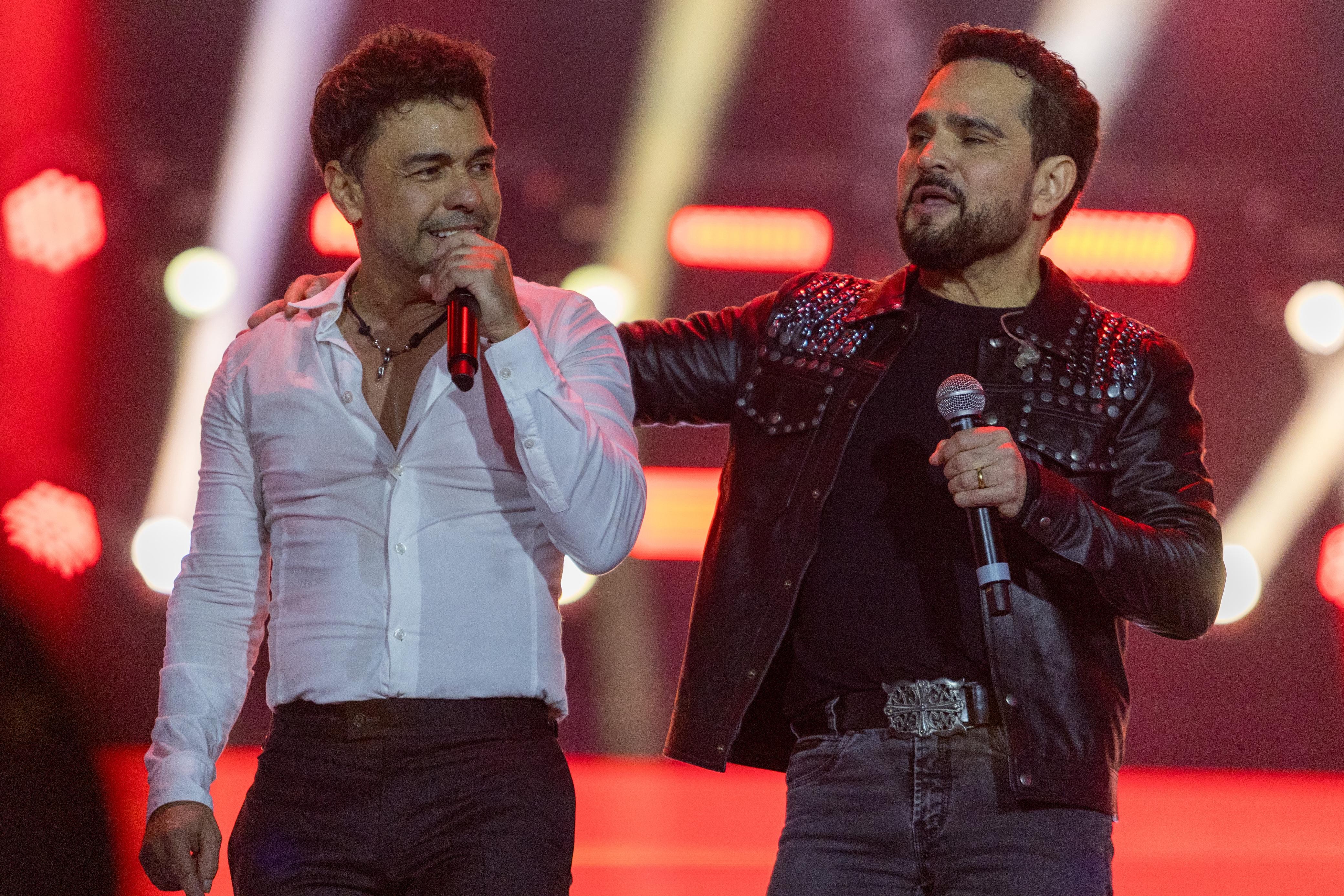 Zezé di Camargo e Luciano desfilam hits que embalaram o Brasil em três décadas na arena em Americana