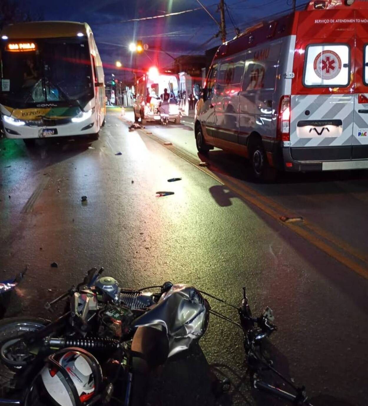 Batida entre moto e ônibus deixa um homem morto e outro gravemente ferido em Montes Claros