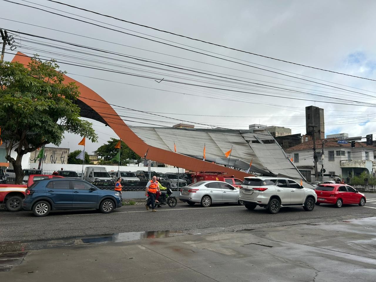 Teto de locadora de veículos desaba em Campina Grande