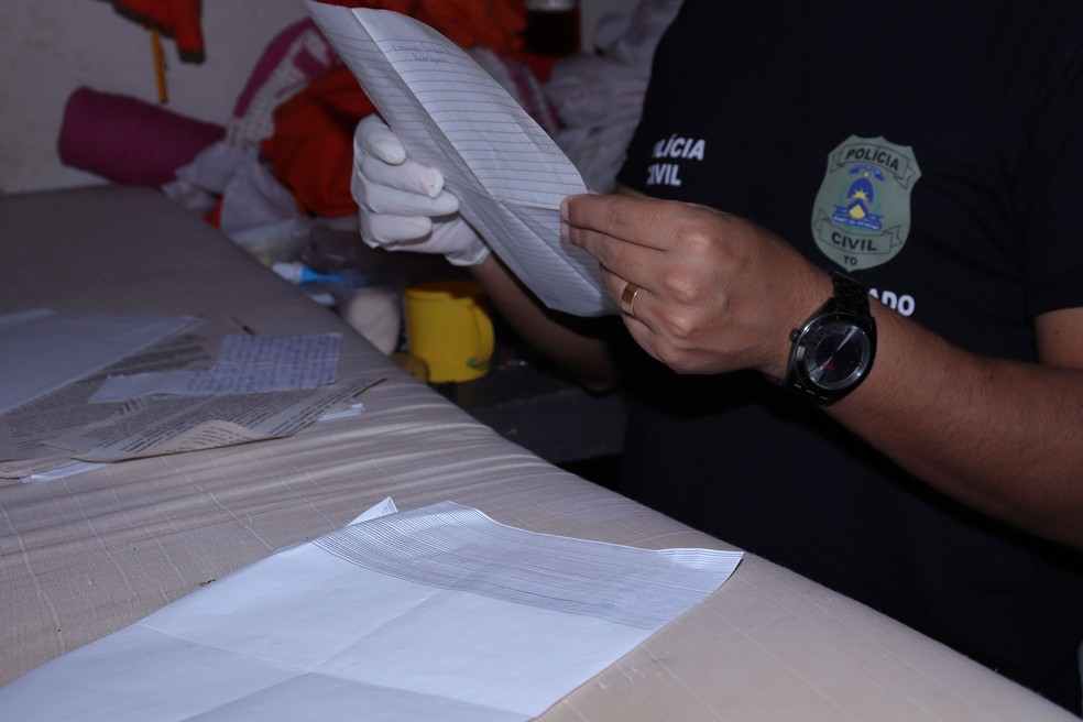 Cartas usadas na comunicação entre os presos foram apreendidas — Foto: Luiz de Castro/Governo do Tocantins