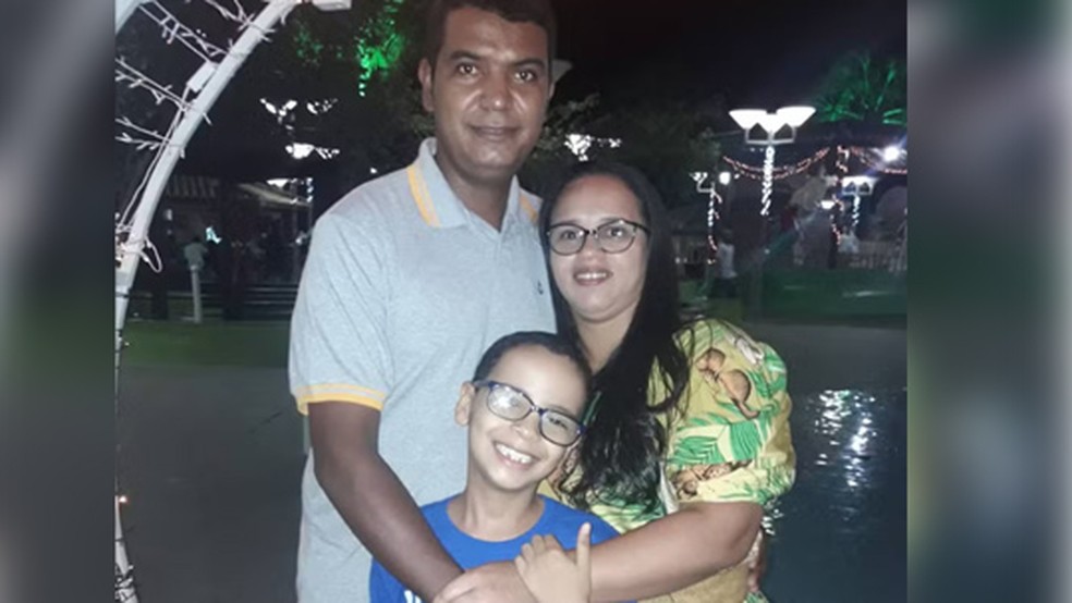 Erivaldo, Tatiane e Emanuel morreram no acidente entre ônibus de turismo e caminhão na Bahia — Foto: Redes sociais