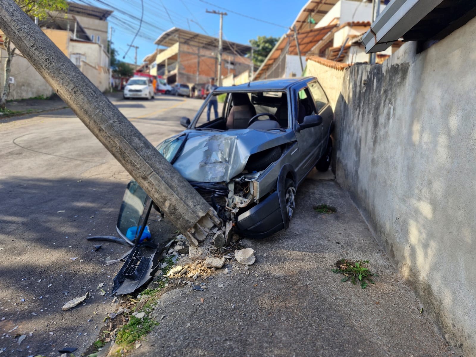 Carro fica com a frente destruída após bater em poste em Juiz de Fora