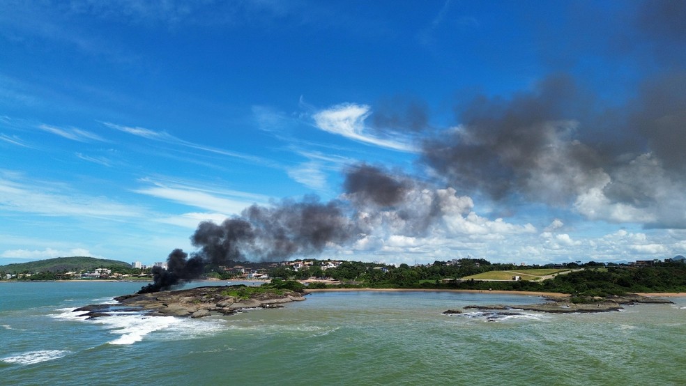 Fumaça de lancha que pegou fogo em Guarapari, Espírito Santo, pôde ser vista de outras praias — Foto: Léo Gaivota/Arquivo Pessoal