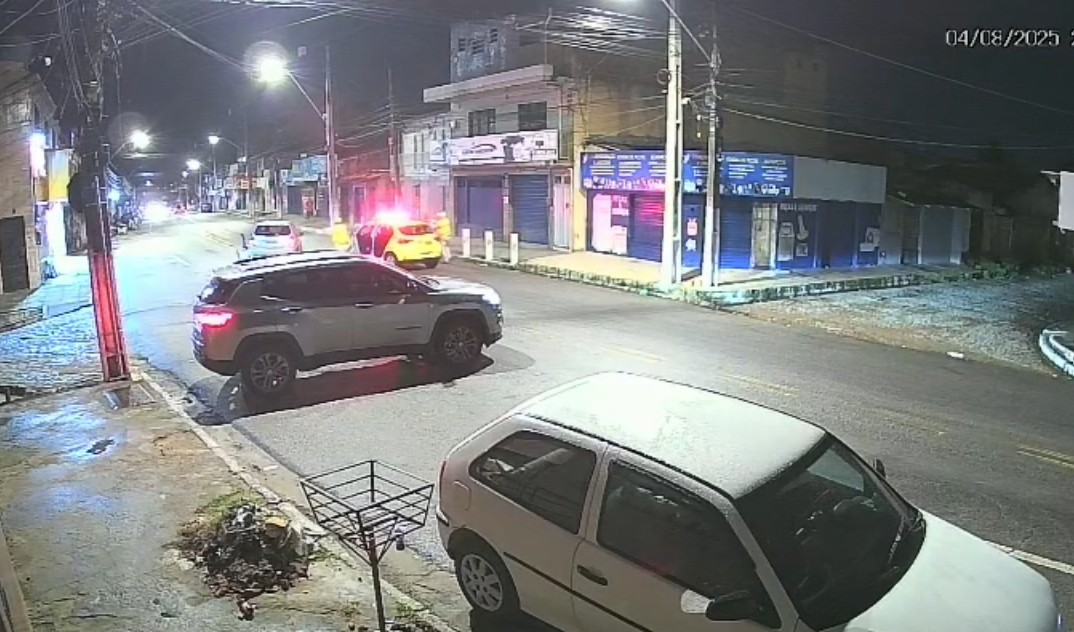 VÍDEO: perseguição policial termina em acidente e prisão no Jacintinho, em Maceió