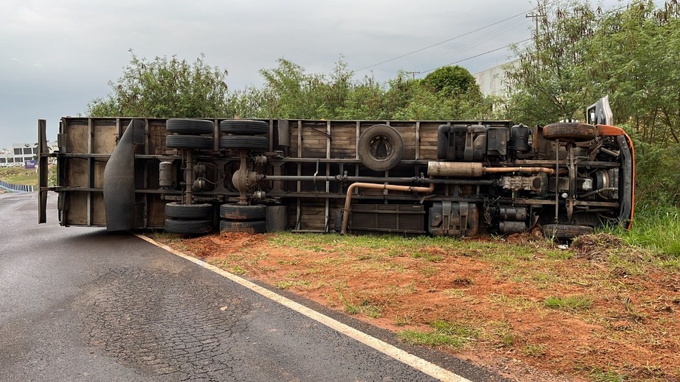 Motorista perde o controle e caminhão baú tomba no trevo do Novo Prado -  Bahia ExtremoSul