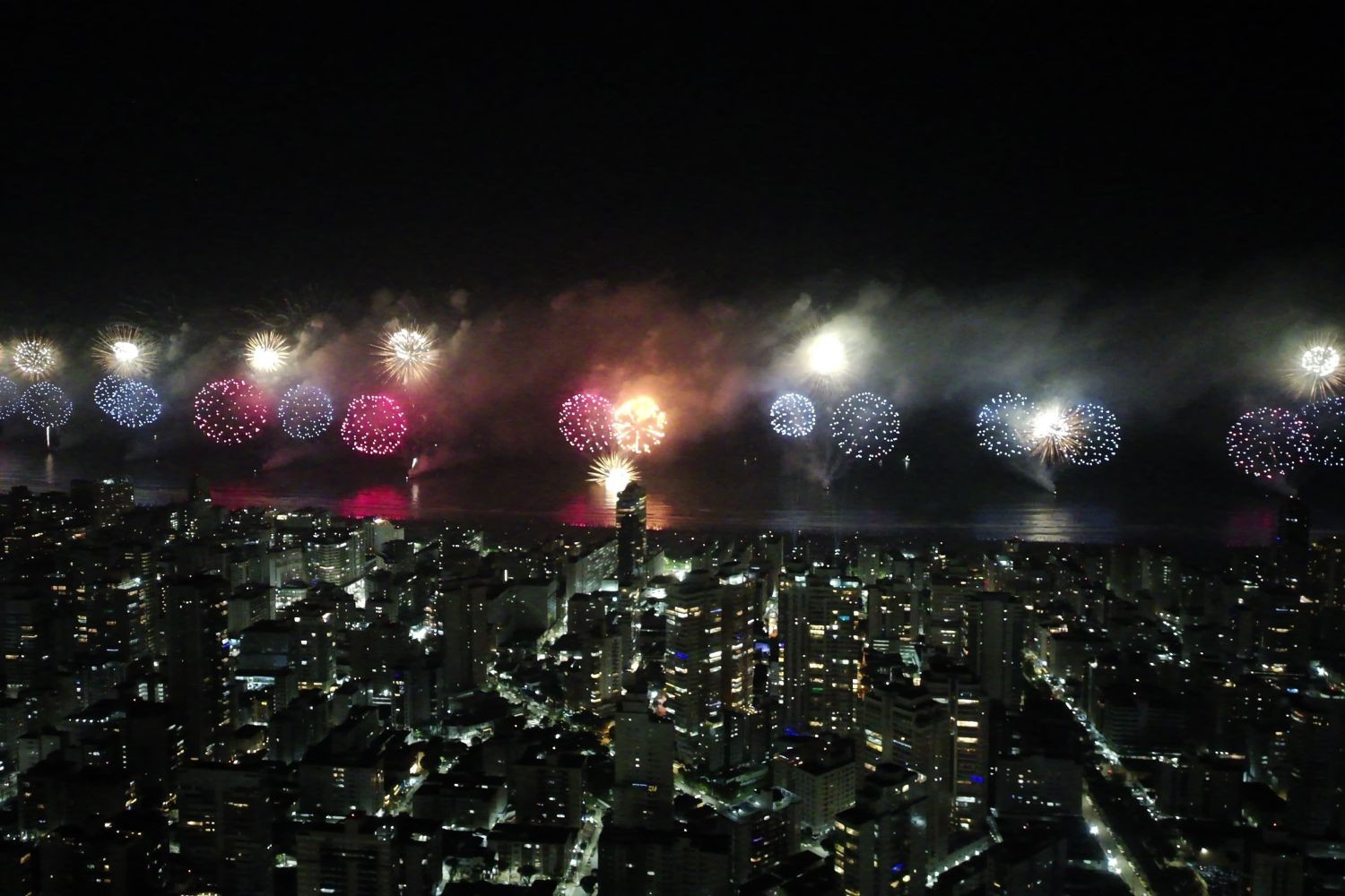 Baixada Santista, SP, comemora chegada de 2025 com queima de fogos e shows; veja