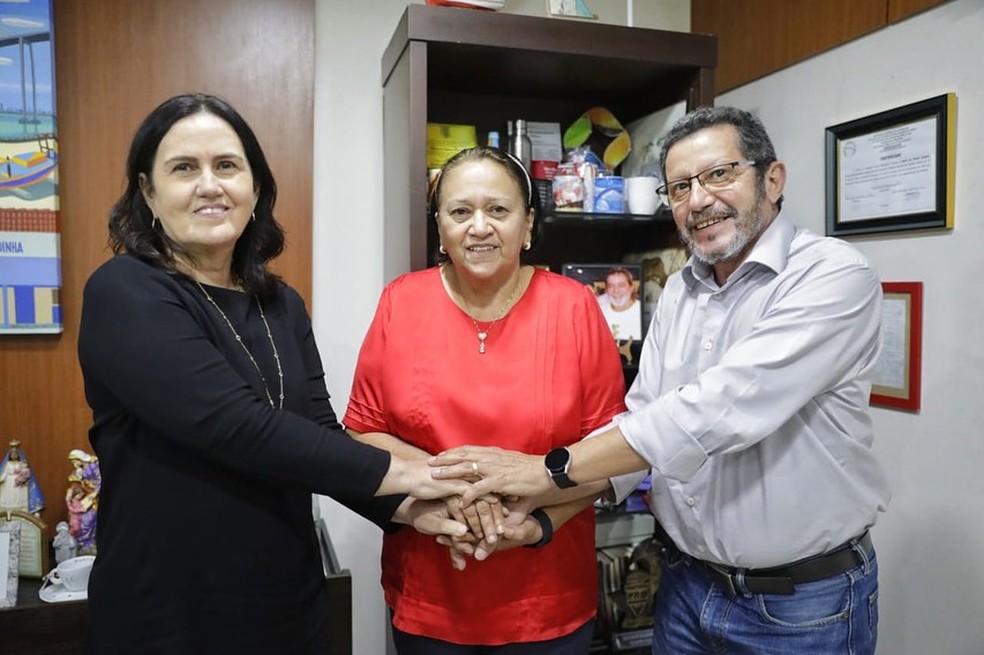 Governadora do RN, Fátima Bezerra (PT) entre Virgínia Ferreira e Adriano Gadelha, novo secretário — Foto: Divulgação