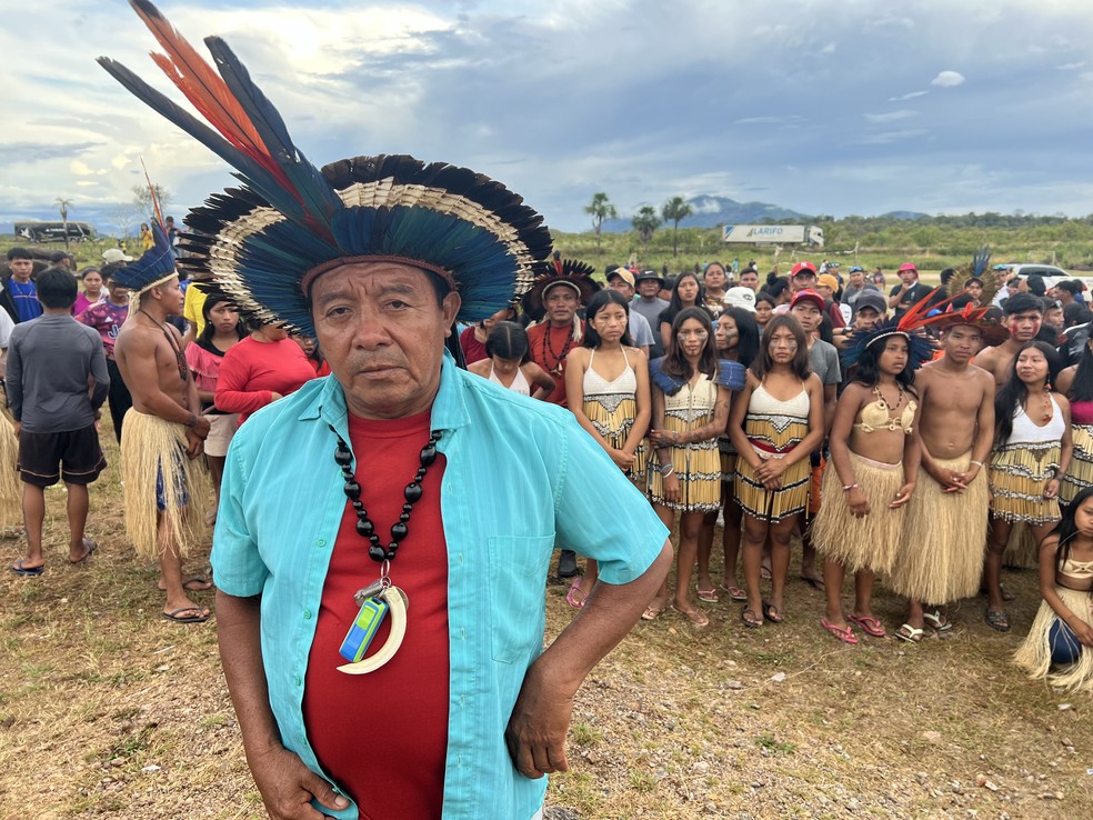 Tuxaua Walter de Oliveira, coordenador regional da Região Surumu, Raposa Serra do Sol, durante manifestação em Roraima — Foto: Caíque Rodrigues/g1 RR