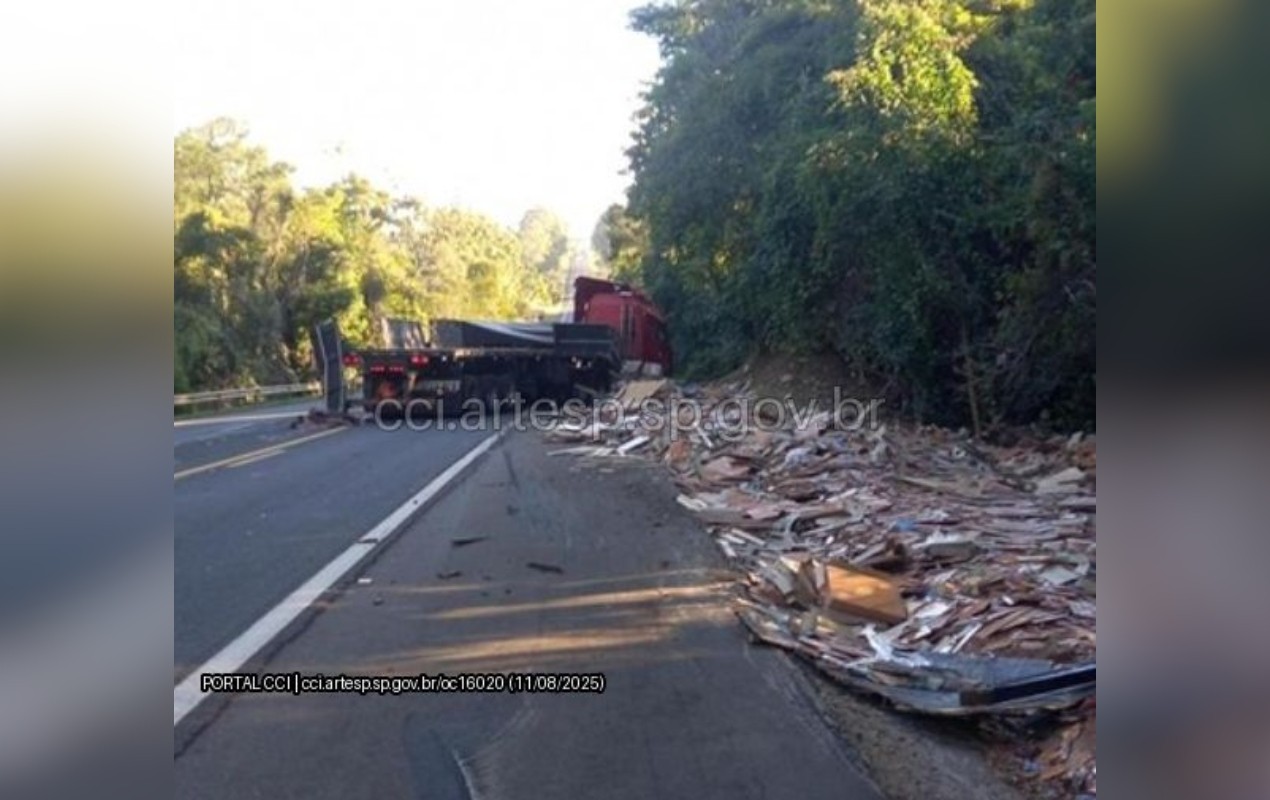 Carreta tomba em rodovia de Avaré