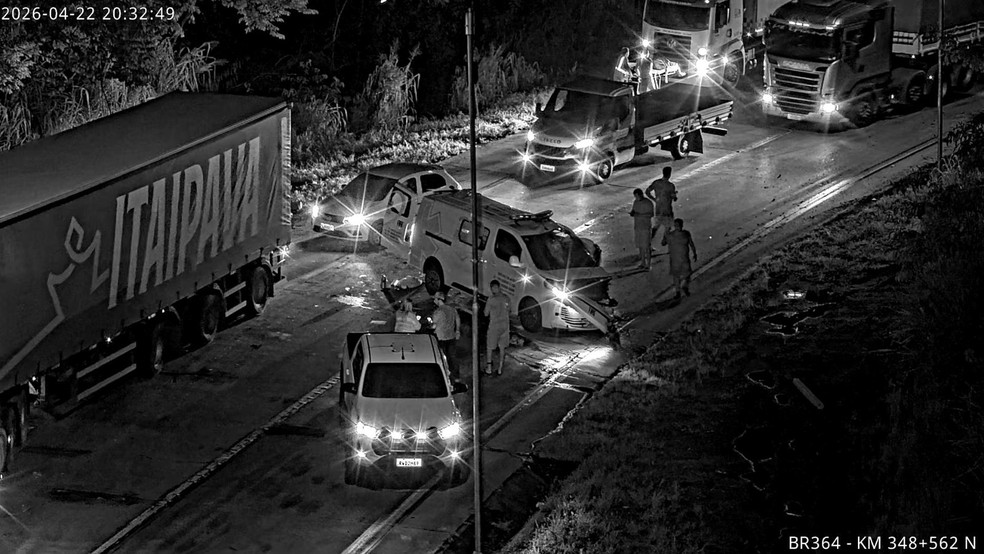Imagens do local após carreta bater na traseira de ambulância que resultou em 3 mortes — Foto: Polícia Rodovíaria Federal