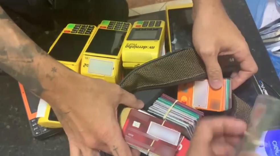 Cart&otilde;es, maquininhas e documentos encontradas durante o cumprimento dos mandados de busca e apreens&atilde;o. &mdash; Foto: PC-PR