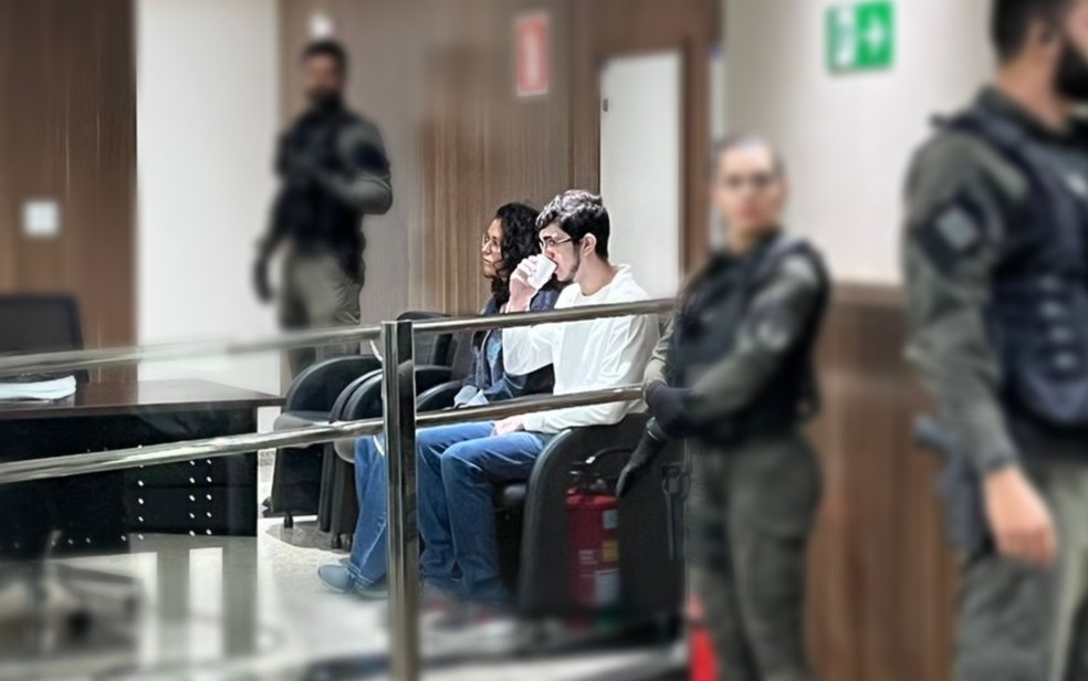 Raissa Nunes Borges e Jeferson Cavalcante Rodrigues no j&uacute;ri da morte da jovem Ariane B&aacute;rbara, em Goi&acirc;nia, Goi&aacute;s &mdash; Foto: Victoria lacerda/g1