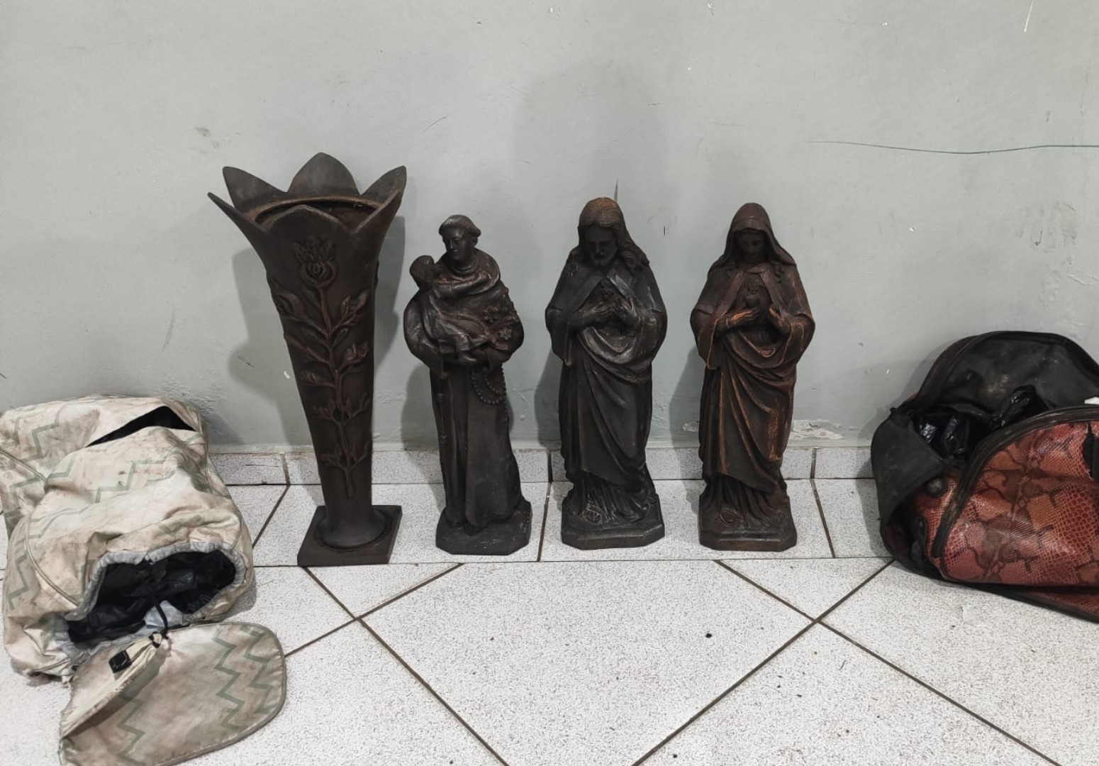 Santos e jarros: dupla é presa em flagrante após furto de vasos de cobre em cemitério de Limeira 