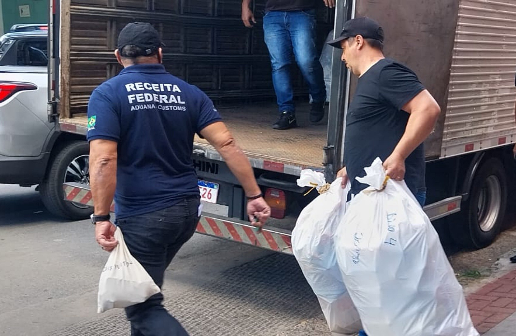 Receita Federal recolhe roupas, smartphones e eletrônicos em operação contra a pirataria em lojas de Poços de Caldas