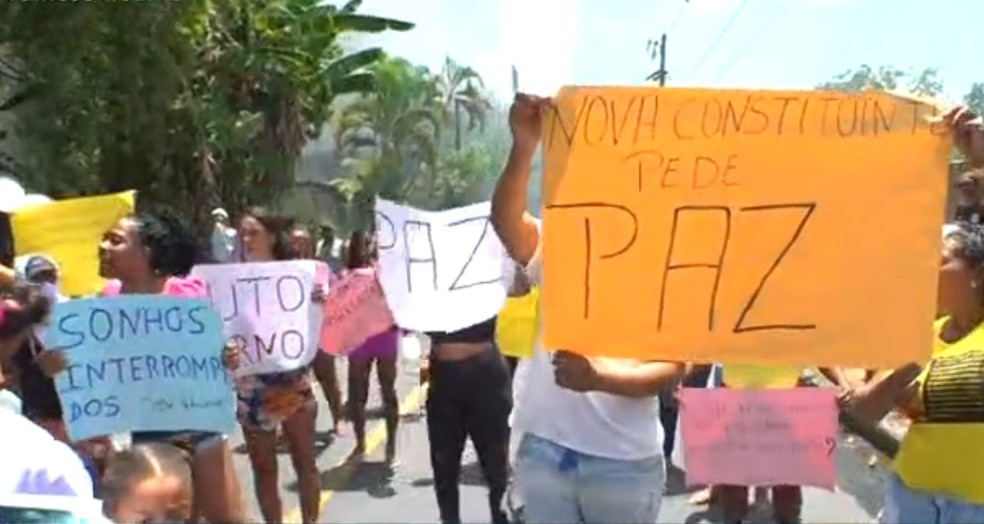 Familiares do adolescente fizeram protesto — Foto: Reprodução/TV Bahia