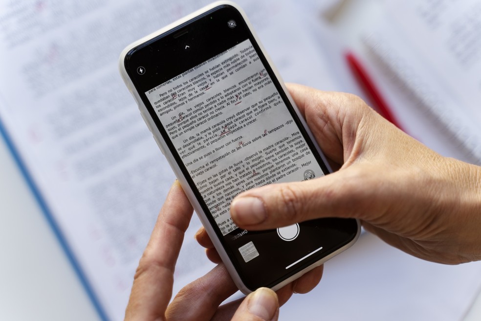 Celular usado para escanear documento — Foto: Freepik
