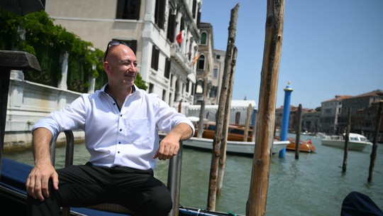 Sósia de Jeff Bezos posa para fotos e confunde turistas em Veneza -