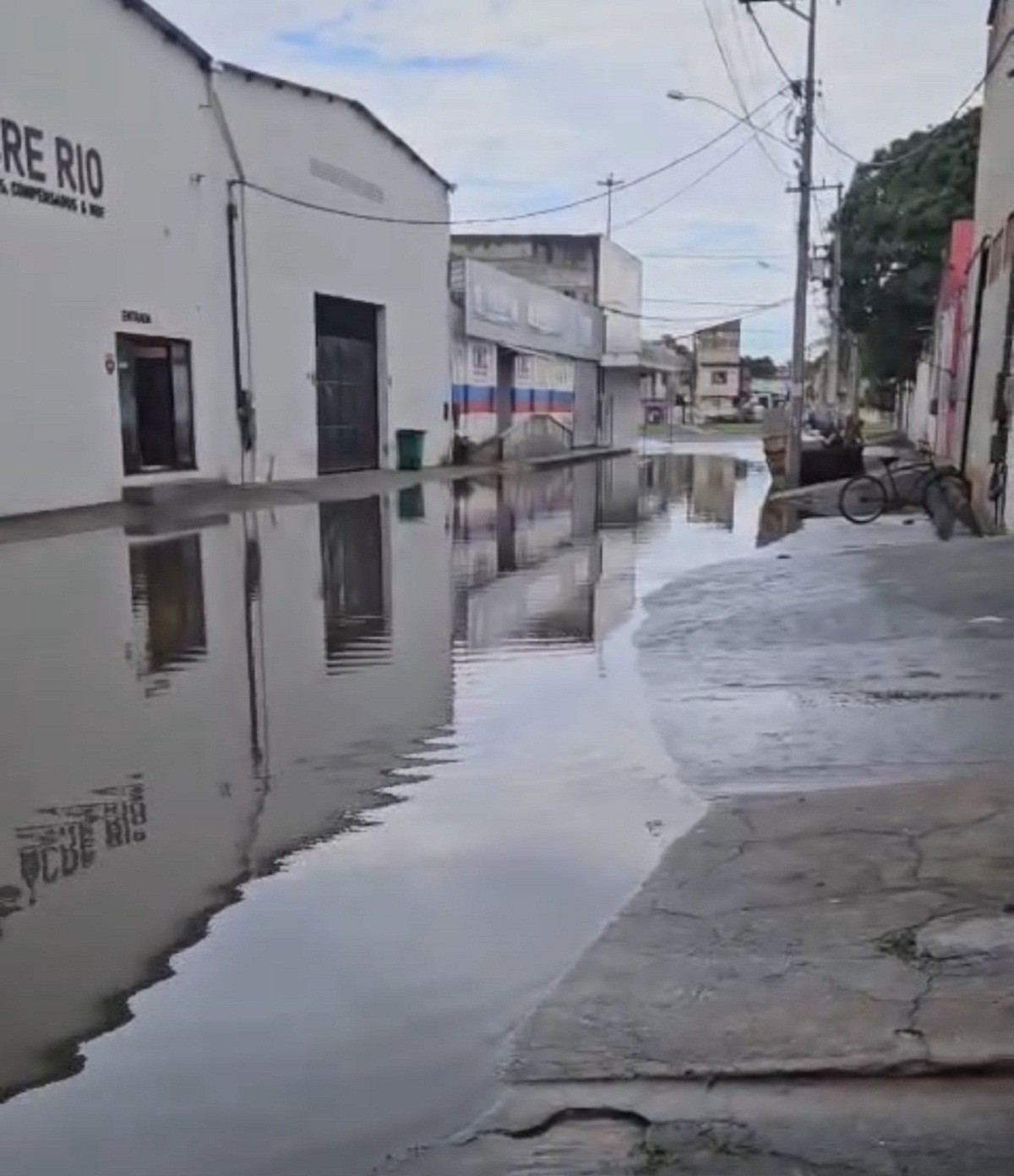 Chuva intensa provoca pontos de alagamento em Cabo Frio, no RJ