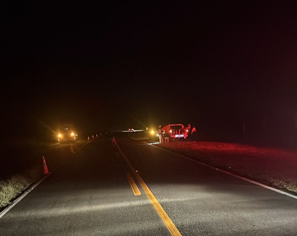 Carro e moto colidem na Rodovia Raposo Tavares (SP-270), em Piquerobi (SP) — Foto: Polícia Rodoviária
