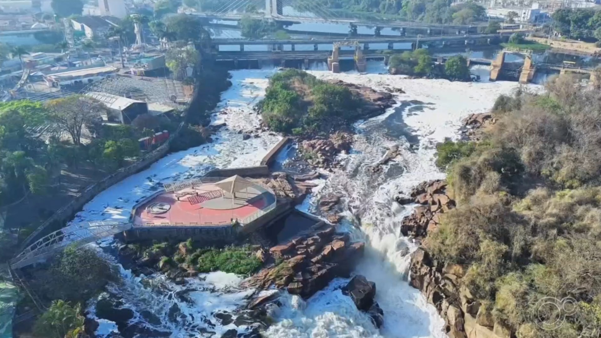 VÍDEO: imagens de drone mostram espuma tóxica cobrindo o Rio Tietê em Salto