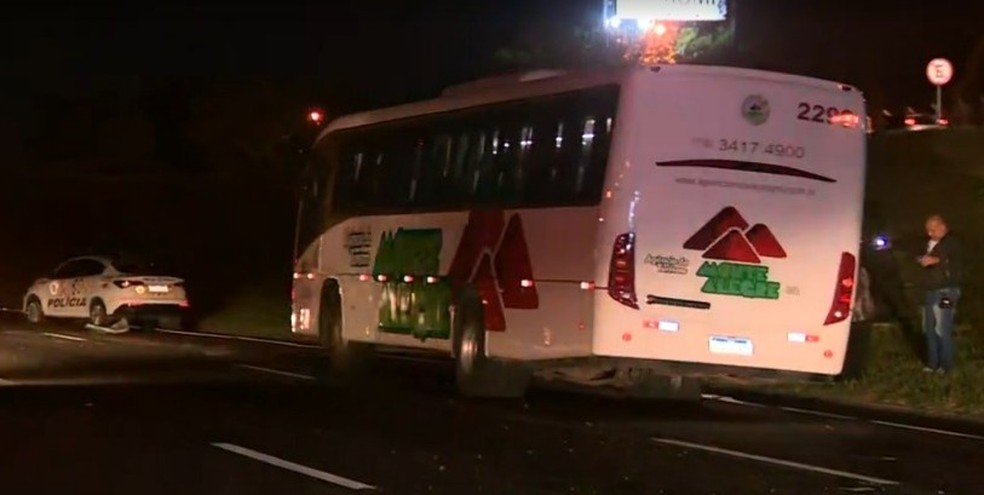 Ônibus atingido pelos disparos durante o ataque a carro-forte — Foto: Reprodução/EPTV