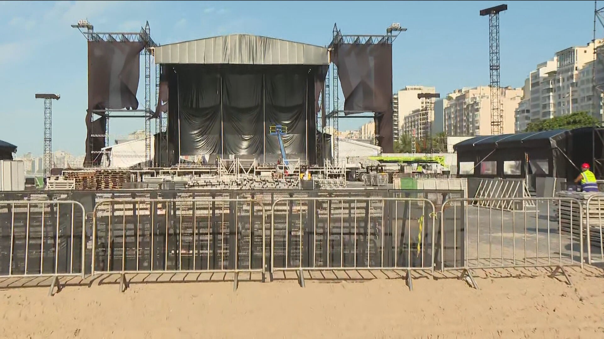 Palco da cantora Shakira é desmontado na Praia de Copacabana