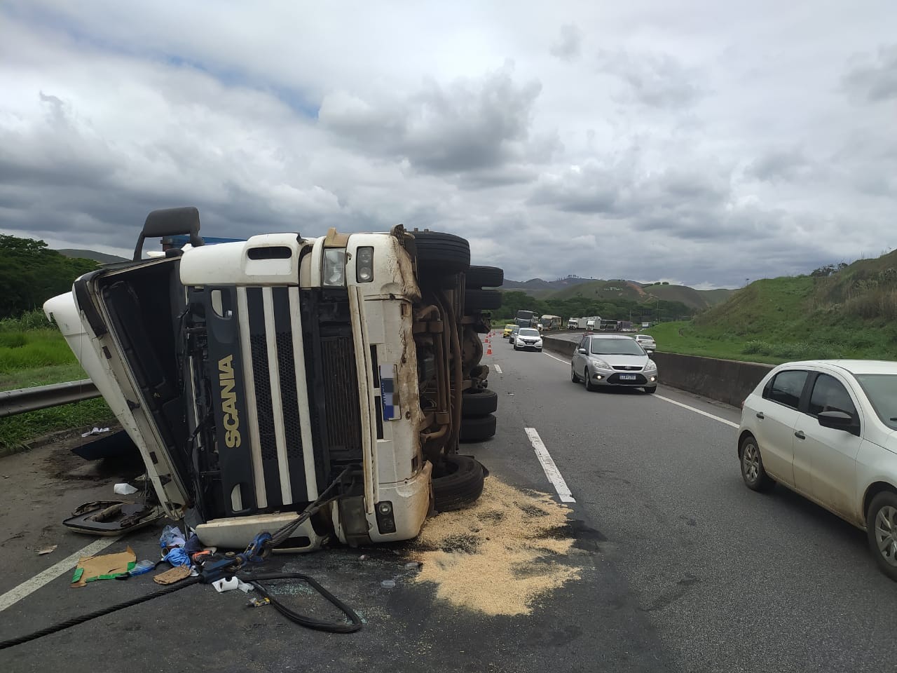 Motorista fica ferido após carreta tombar na Via Dutra, em Resende