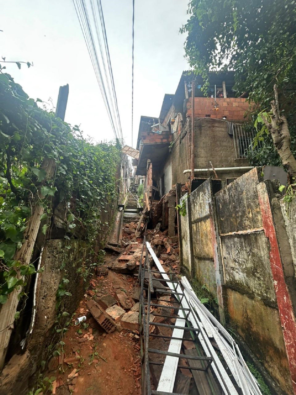 Laje de casa desaba e oito moradores são socorridos em Juiz de Fora
