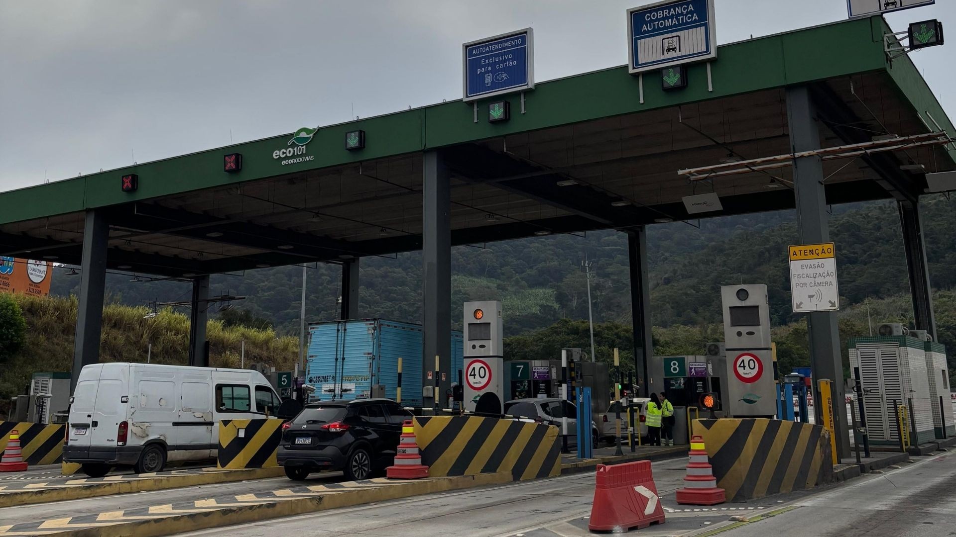 Funcionária de pedágio leva tapas após motorista tentar pagar com dinheiro em pista automática, em Guarapari