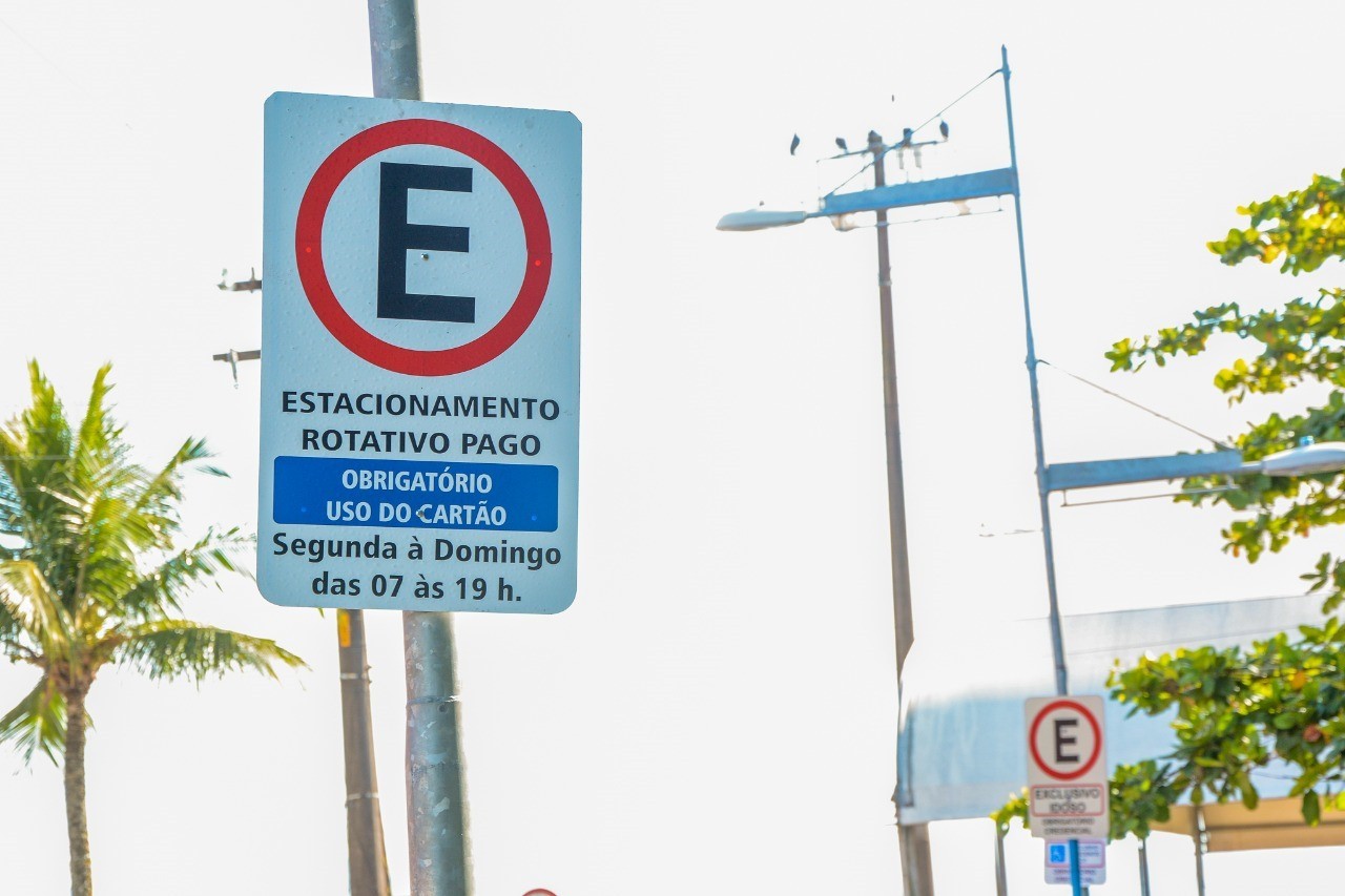 Bertioga implementa estacionamento rotativo durante a temporada de verão; valores variam de R$ 3 a R$ 30