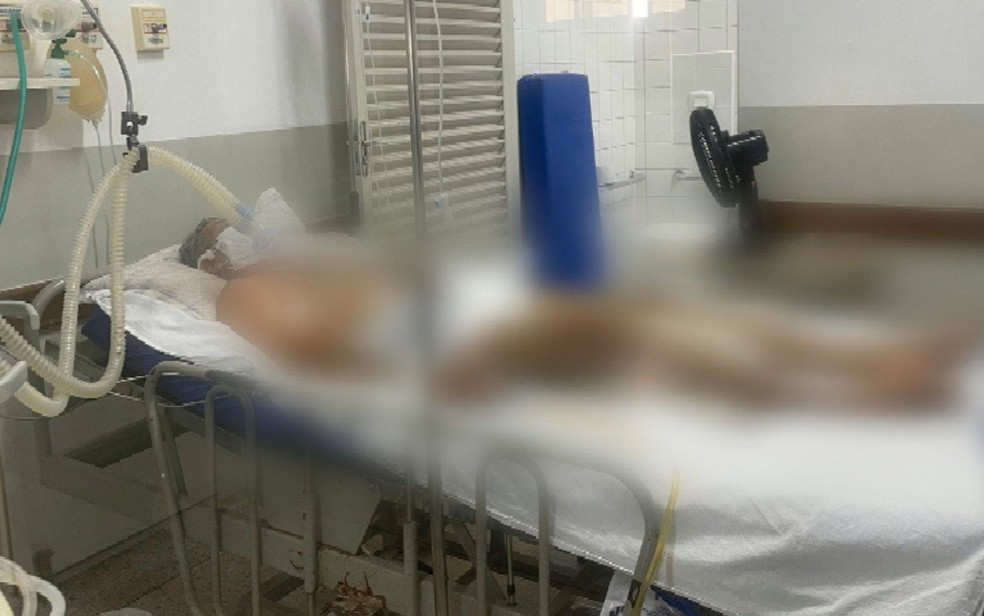 João Batista Ferreira, de 54 anos, enquanto esperava vaga de UTI na UPA do Jardim Itaipu, em Goiânia — Foto: Acervo pessoal