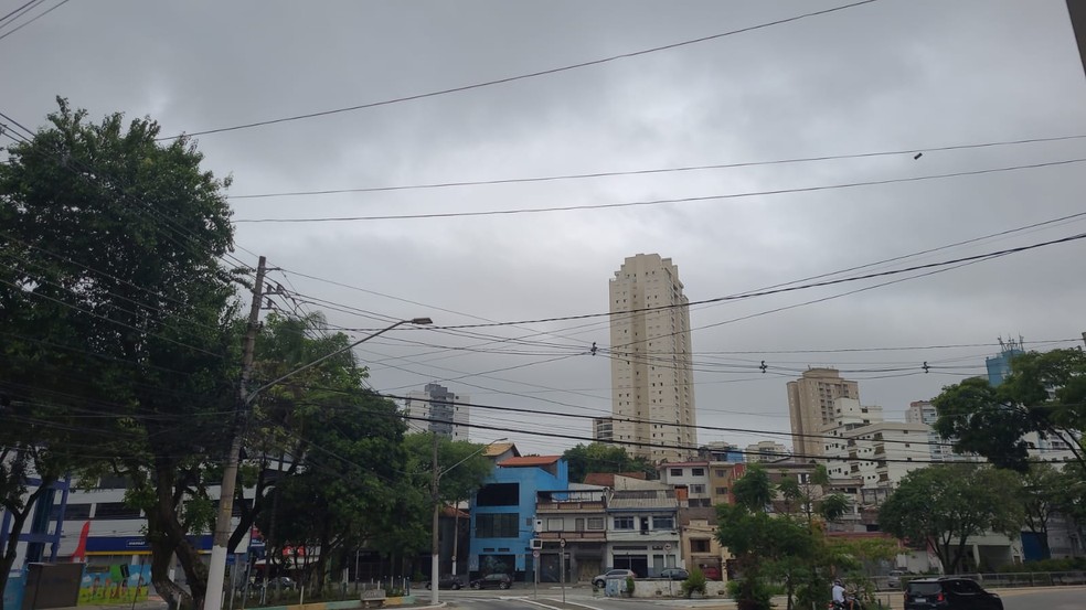 Nuvens escuras surgem no céu na Zona Norte de São Paulo na manhã deste domingo (19) — Foto: Hermínio Bernardo/TV Globo