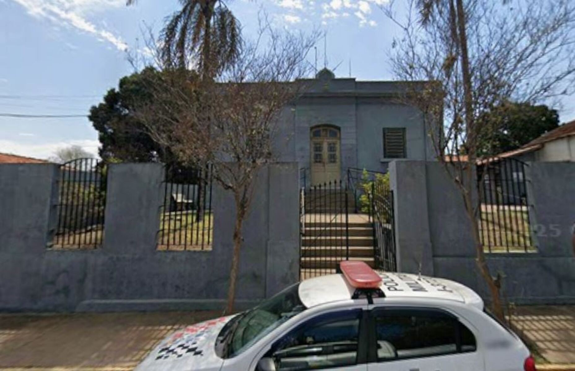 Criança de 8 anos morre prensada por carro após soltar freio de mão, diz padrasto