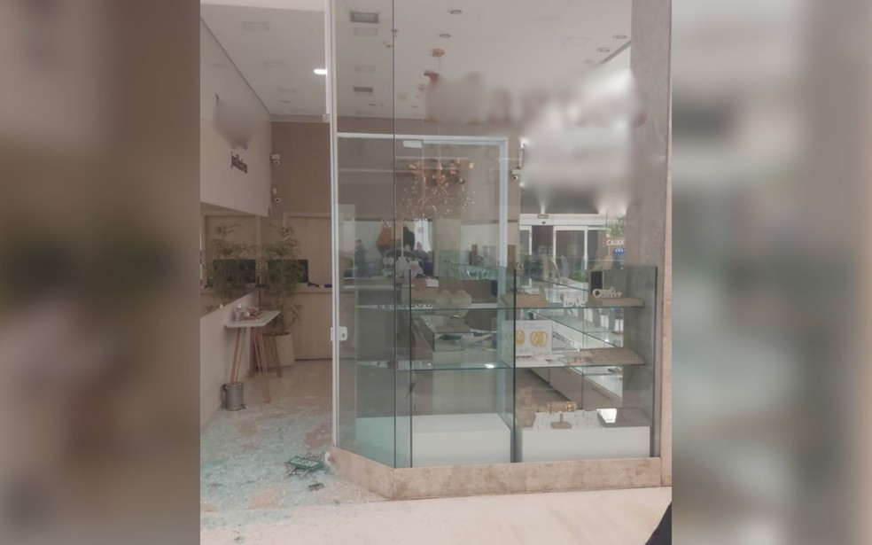 Joalheria foi furtada dentro de shopping em Araçatuba (SP) — Foto: Imagens cedidas / Portal Nossa Guia - Araçatuba
