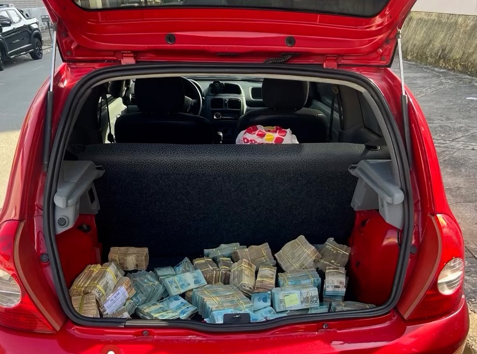 Carro foi apreendido com porta-malas cheio de dinheiro em São Luís — Foto: Divulgação/Polícia Militar