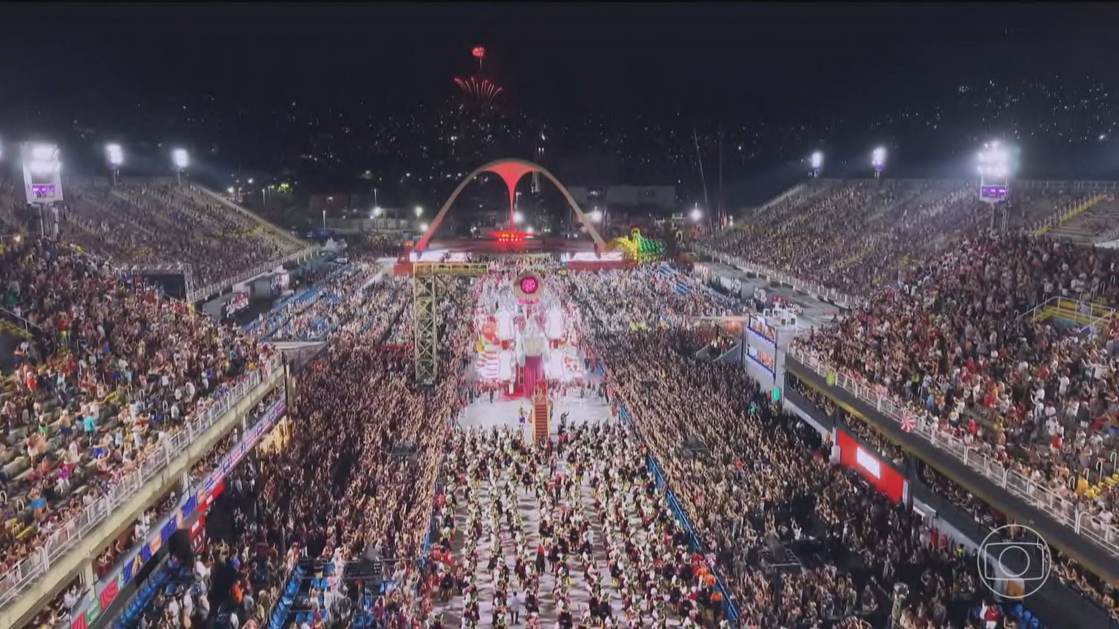 Último dia de desfiles na Sapucaí tem Paraíso do Tuiuti, Vila Isabel, Grande Rio e Salgueiro