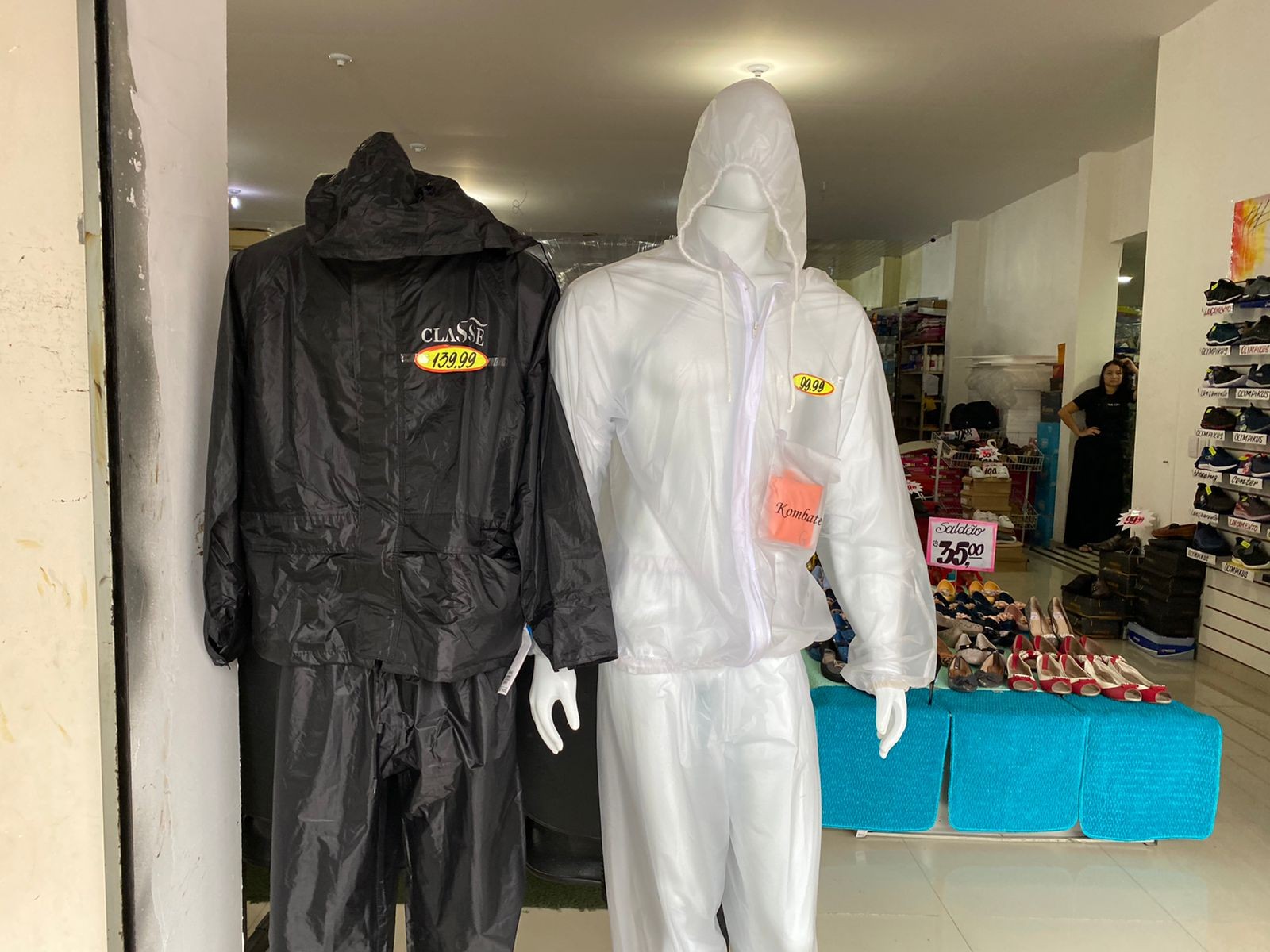 Chuvas intensas fazem subir procura por guarda-chuvas e capas no Centro Comercial de Boa Vista