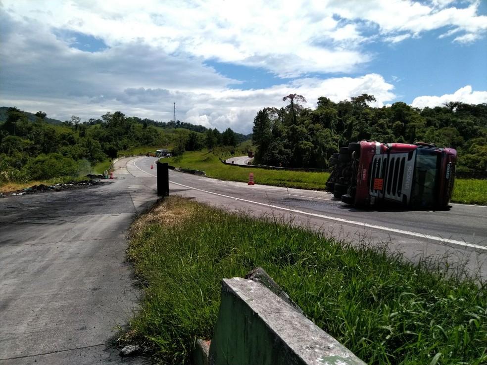 Caminhão-tanque incendeia e interdita BR-277 entre Curitiba e Campo Largo -  Jornal União Campina Grande do Sul