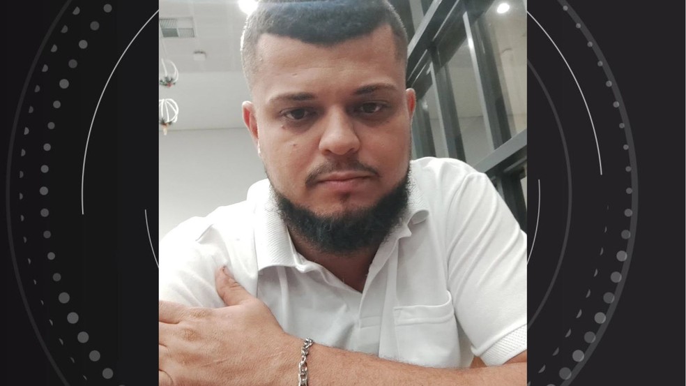 Vinicius tocava violão em missas na cidade — Foto: Arquivo pessoal