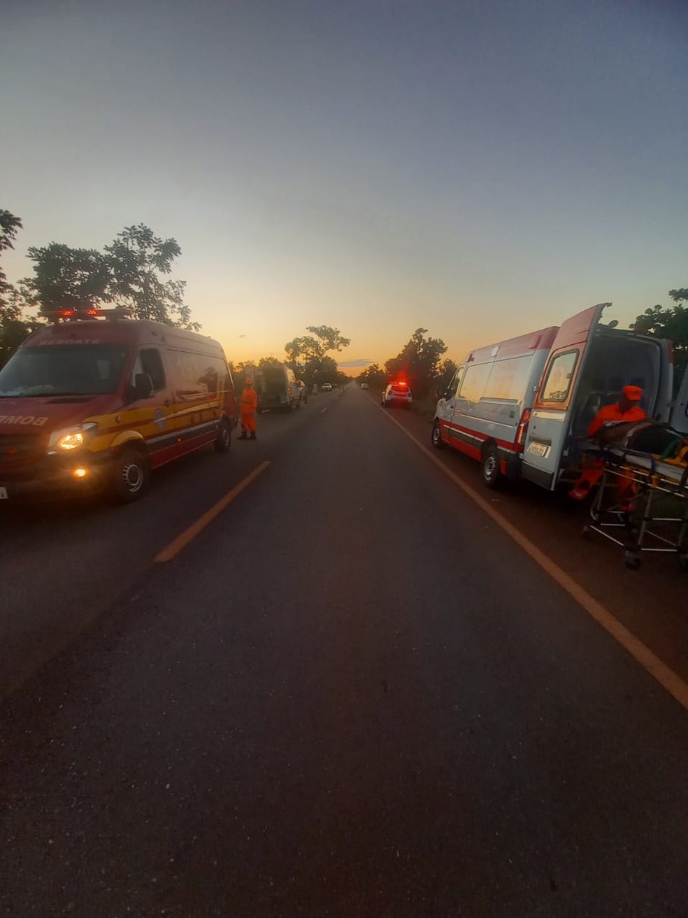Vítimas foram socorridas pelos bombeiros e Samu — Foto: Corpo de Bombeiros/Divulgação
