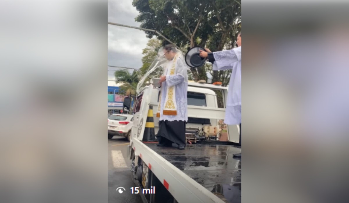 Padre usa balde para abençoar fiéis com água benta durante carreata em Angatuba: 'Bênção em abundância'