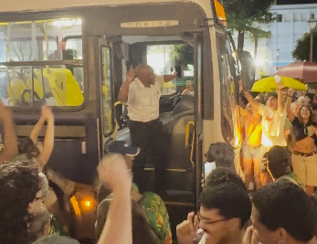 'Preso' em bloco de carnaval em MG, motorista de ônibus entra na folia e viraliza 