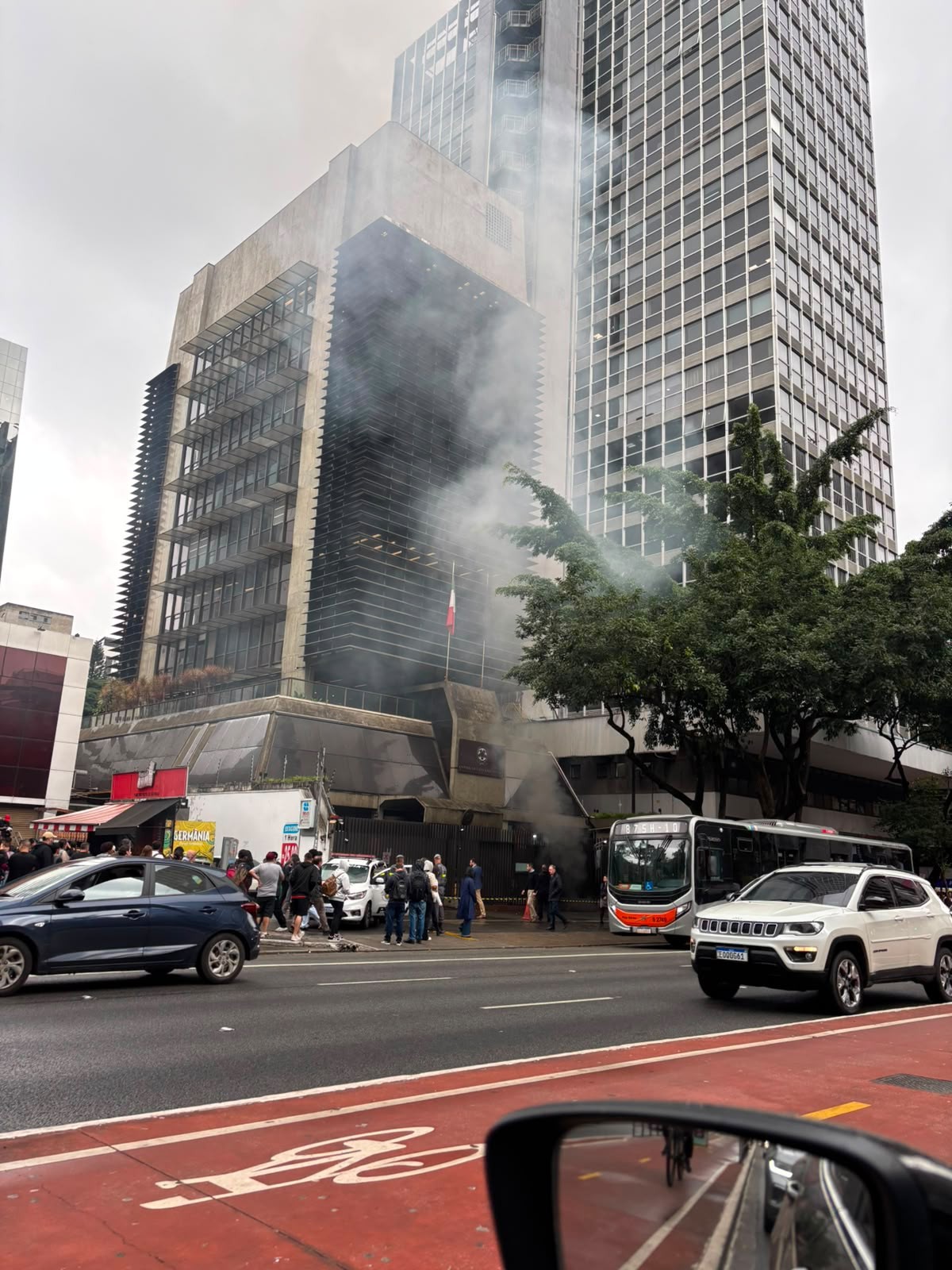 Fumaça perto de Consulado Italiano leva a esvaziamento de prédio e mobiliza bombeiros na Avenida Paulista