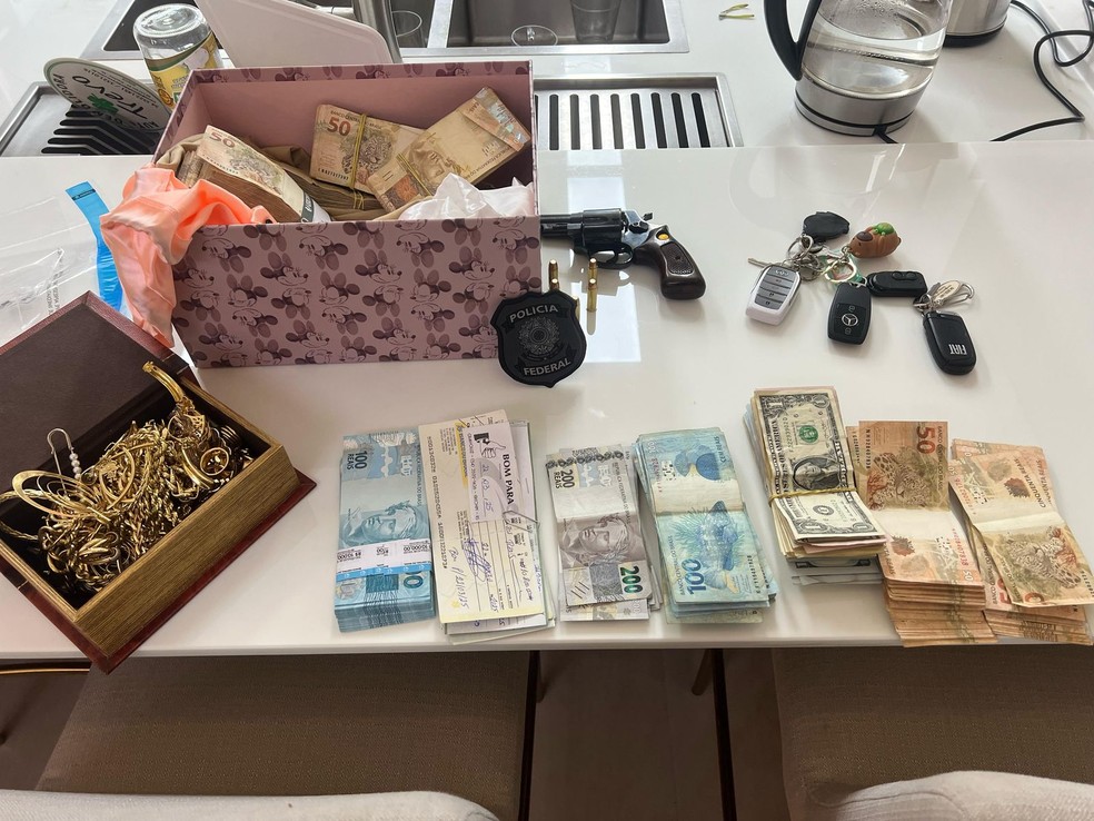 PF apreendeu dinheiro, joias, carros e arma em Erechim — Foto: Divulgação/Polícia Federal