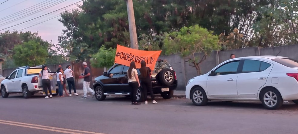 Concentração para segunda carreata em Divinópolis; participantes levaram faixas e cartazes  — Foto: Luciany Oliveira/Tv Integração