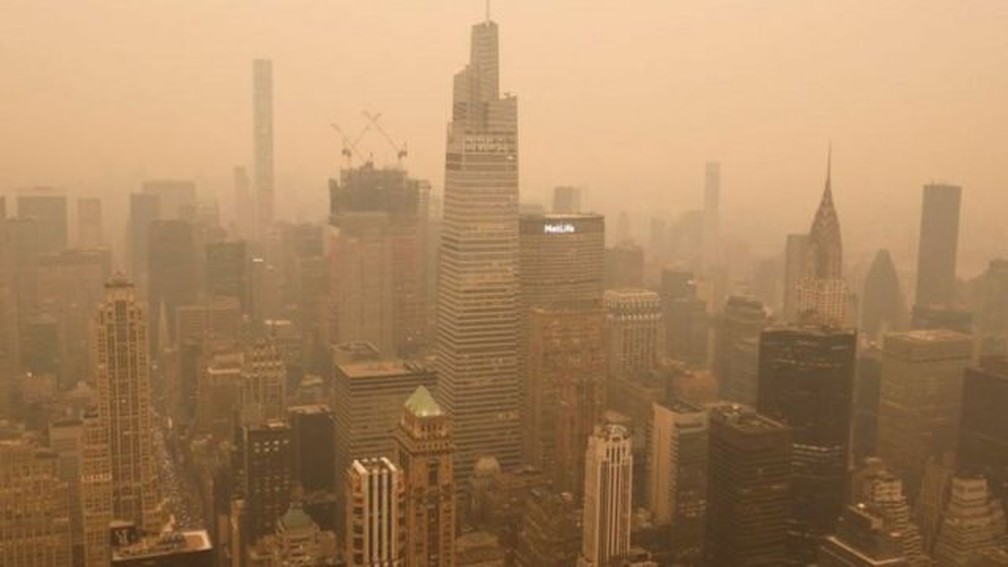 'Recomendamos que todos os nova-iorquinos limitem as atividades ao ar livre o máximo possível', alertou o prefeito Eric Adams.  — Foto: Getty Images via BBC