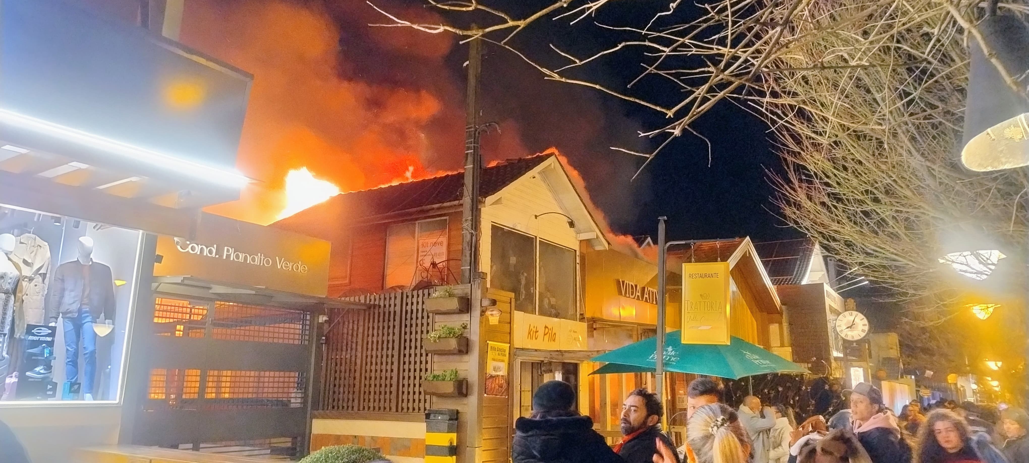 Incêndio atinge duas lojas e um restaurante na principal rua de Gramado, diz polícia